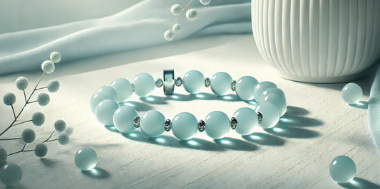 Bracelet en perles d'aigue-marine bleu clair disposé sur une table avec une décoration minimaliste